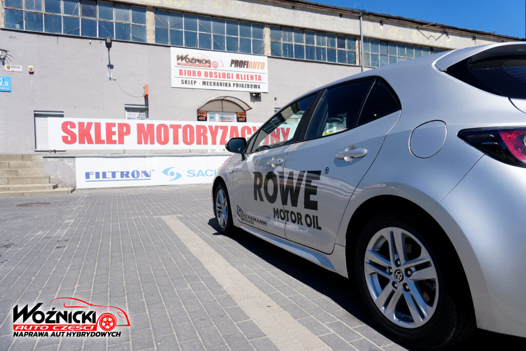 auto
demo z logotypem ROWE przed sklepem