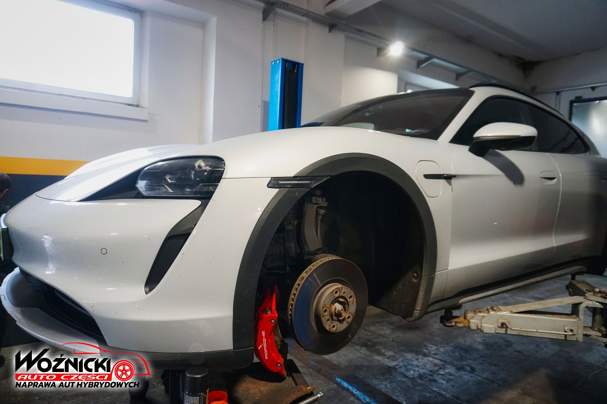 Porsche Taycan w Auto Woźnicki podczas wymiany klocków hamulcowych w warsztacie samochodowym