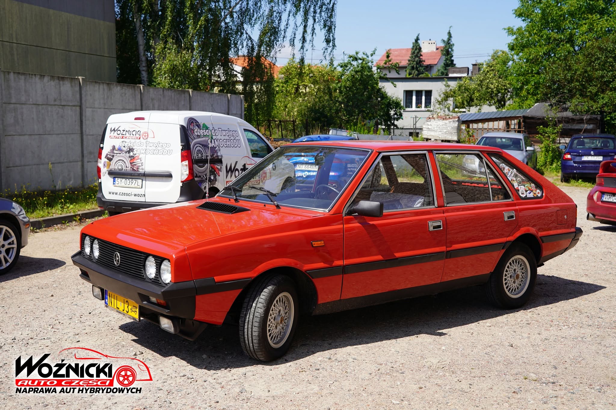 Polonez w Auto Woźnicki - klasyczny samochód przy ul. Wiejskiej 2b w Iławie w blasku słońca