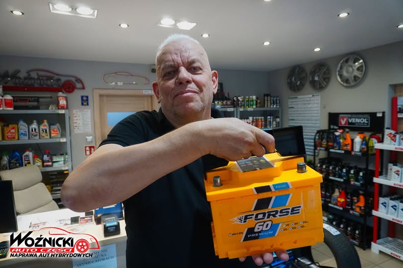 Akumulatory Forse w Auto Woźnicki - Darek Woźnicki prezentuje akumulator dostępny w ofercie sklepu w Iławie